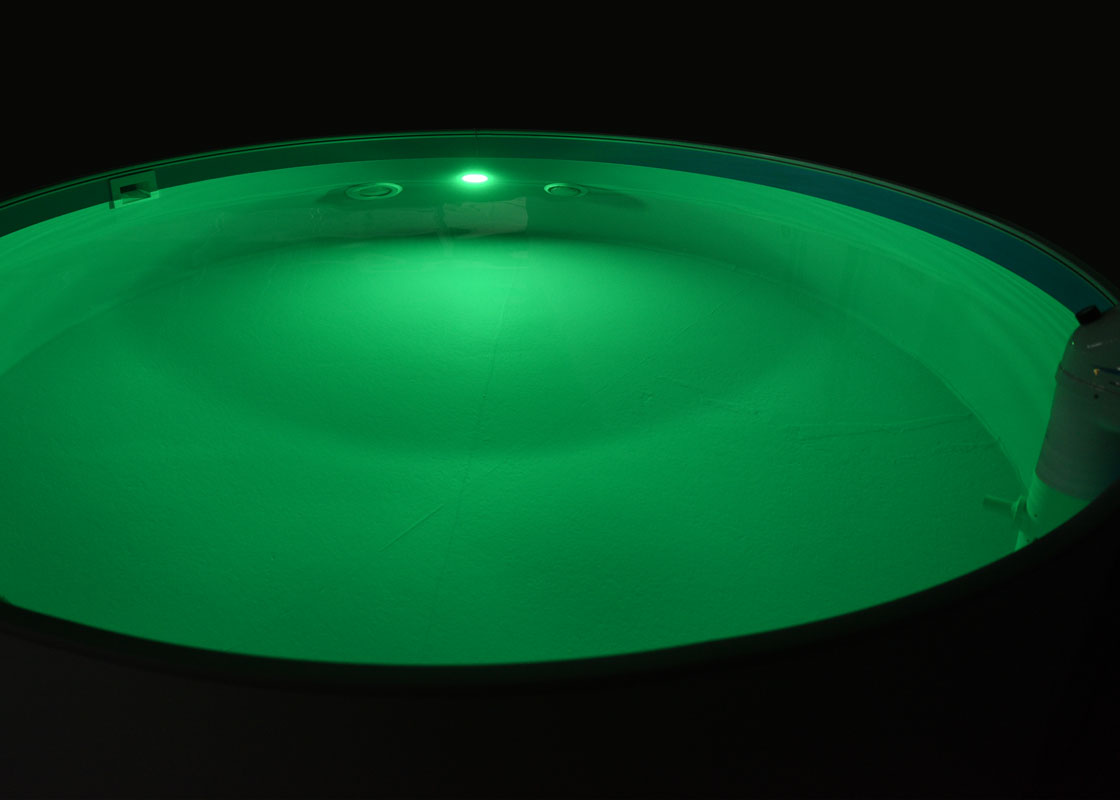 Unterwasserscheinwerfer POOLSANA LED RGB aktiv in einem Rundbecken