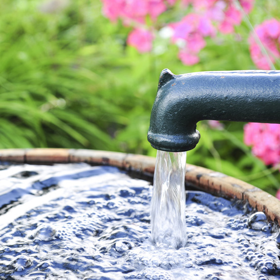 Schwimmbecken mit Brunnenwasser befuellen