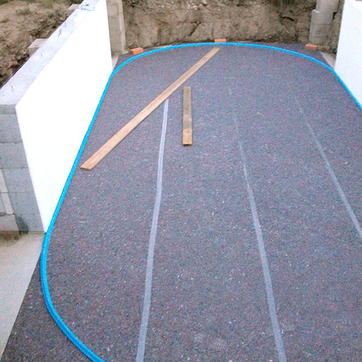 Ovalpool Aufbau: Unterlegvlies, Bodenschienen und Stützwände vorbereiten